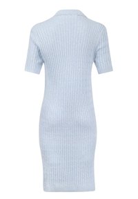 Robe tricotée côtelée bleu clair avec un col à revers et des manches courtes, silhouette ajustée et détails de tissu texturé sur l'ensemble.