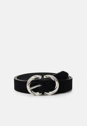 Schwarzer Wildledergürtel mit einer runden, silberfarbenen Schnalle im gedrehten Design. Glatte Textur und verstellbare Länge für Vielseitigkeit.