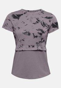 Fialové sportovní tričko s krátkým rukávem a černými abstraktními vzory, logo Under Armour na hrudi a vrstvený design z mesh materiálu.