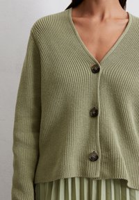 Thumbnail Image 4