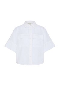 Blouse blanche à manches courtes avec col, deux poches poitrine et une broderie florale ajourée subtile sur l'ensemble.