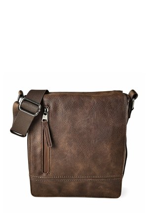 Borsa messenger in pelle marrone con tracolla in tessuto regolabile, tasca frontale verticale con cerniera e chiusura a patta su sfondo bianco.