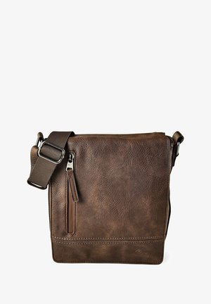 Brązowa skórzana torba listonoszka z regulowanym paskiem materiałowym, pionową kieszenią na suwak z przodu oraz klapą zamykającą na białym tle.