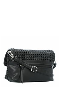 Bolso de mano negro con textura trenzada en la parte superior y cuero liso en la parte inferior. Incluye un bolsillo con cremallera y una correa ajustable.