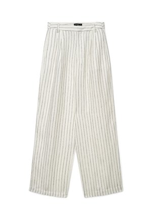 Pantalon blanc à jambes larges avec fines rayures verticales noires, passants pour ceinture et plis à la taille.