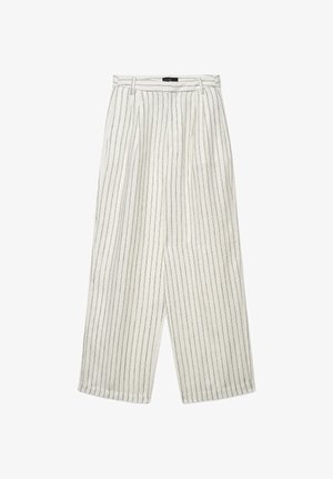 Pantalon blanc à jambes larges avec fines rayures verticales noires, passants pour ceinture et plis à la taille.