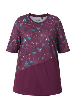 T-shirt pour homme à manches courtes de couleur violette présentant un motif céleste avec des triangles, des étoiles et des yeux, fabriqué à partir d'un tissu lisse et doux.