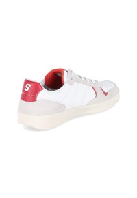 Białe sneakersy z czerwonymi akcentami i szarym zamszem. Charakteryzują się zaokrąglonym, niskim fasonem z teksturowanym językiem i logo na pięcie.