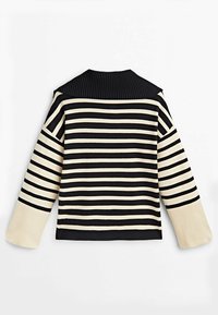 Pull rayé avec un motif noir et crème, col côtelé, et manches larges aux couleurs et motifs contrastants.