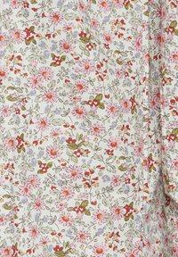 Blomstret stof med små pink, røde og blå blomster på en cremefarvet baggrund, med grønne blade og et delikat mønster gennem hele stoffet.