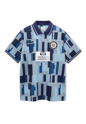 Tricou polo cu mâneci scurte, cu model geometric albastru, guler bleumarin, logo "Weekend Offender" și textul "admit nothing" pe piept.