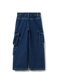Pantalones cortos cargo de denim azul con cinturilla elástica, corte hasta la rodilla y múltiples bolsillos laterales con cierres de solapa.