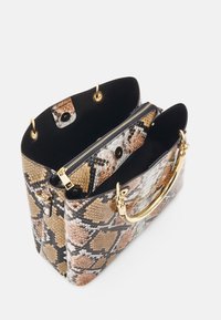 Sac à main en imprimé serpent dans des tons marron et crème avec des éléments en métal doré ; comprend deux compartiments ouverts et une poche zippée. Texture lisse, design structuré.