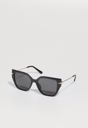 Czarne, oversize okulary przeciwsłoneczne z ciemnymi, jednolitymi szkłami, płaską geometryczną oprawką, złotym akcentem na zauszniku oraz eleganckimi czarnymi ramionkami.