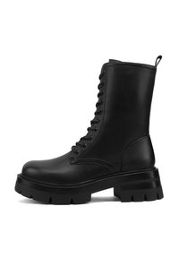 Stivali alla caviglia in pelle nera con lacci, suola spessa, punta rotonda e un occhiello sul retro. Presentano una finitura testurizzata e un design resistente.
