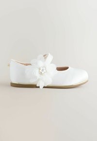 Bílá balerína s kulatou špičkou, saténovým materiálem, zlatým lemováním a aplikovaným květinovým motivem na přední straně. Hladká textura, pevný pásek kolem kotníku.