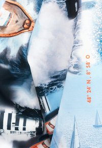 Afbeeldingen van boten met brekende golven, jachten en coördinaten 48°24' N, 8°58' O gedrukt op een gevouwen stof of kledingstuk.