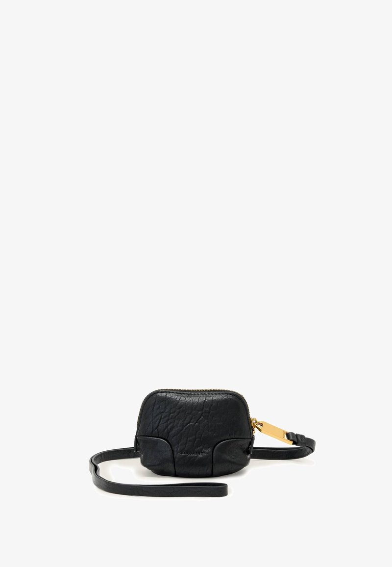 Petit sac bandoulière en cuir noir texturé avec une fermeture éclair dorée et une sangle ajustable, posé sur un fond blanc.