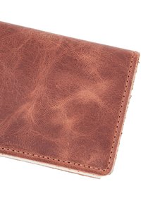 Brauner Leder Geldbeutel mit einer strukturierten Oberfläche, sichtbaren Nähten entlang der Kanten und einem kompakten, rechteckigen Design.