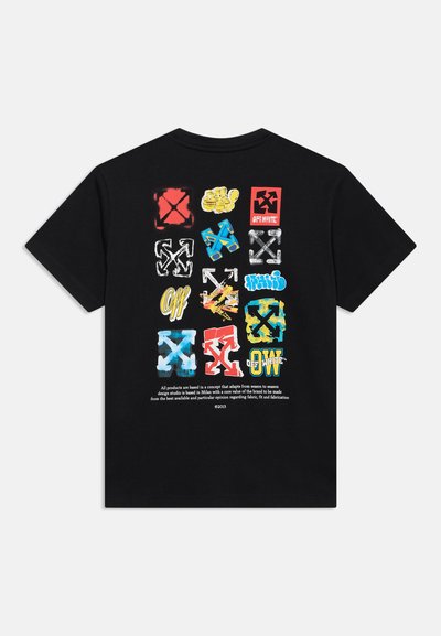 Μαύρο μπλουζάκι με δώδεκα πολύχρωμα αφηρημένα γραφικά λογότυπα και κείμενο τοποθετημένα σε πλέγμα στην πλάτη πάνω από ένα μικρό μπλοκάκι λευκού κειμένου.