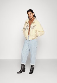 Karl Kani VARSITY TEDDY JACKET CREAM - Bomberjacka - cream