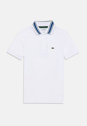 Polo de manga curta branco com colarinho listrado em azul e preto e pequeno logótipo de crocodilo verde no lado esquerdo do peito.