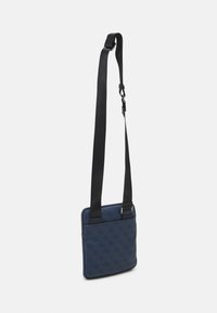 Guess VEZZOLA - Taška s příčným popruhem - blau