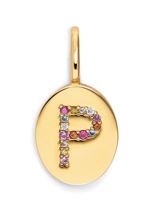 Colgante de tono dorado con forma ovalada y una letra "P" decorativa hecha de piedras preciosas multicolores; superficie lisa con un lazo para colgar.