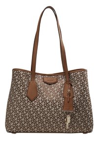 Sac cabas marron DKNY avec motif monogramme, deux longues anses, garniture en cuir et un porte-clés attaché à une étiquette en cuir.