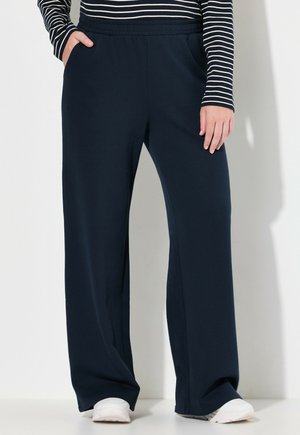 Marineblauwe, lichte, wijde broek met een elastische tailleband en zijzakken, gemaakt van zachte, gladde stof.