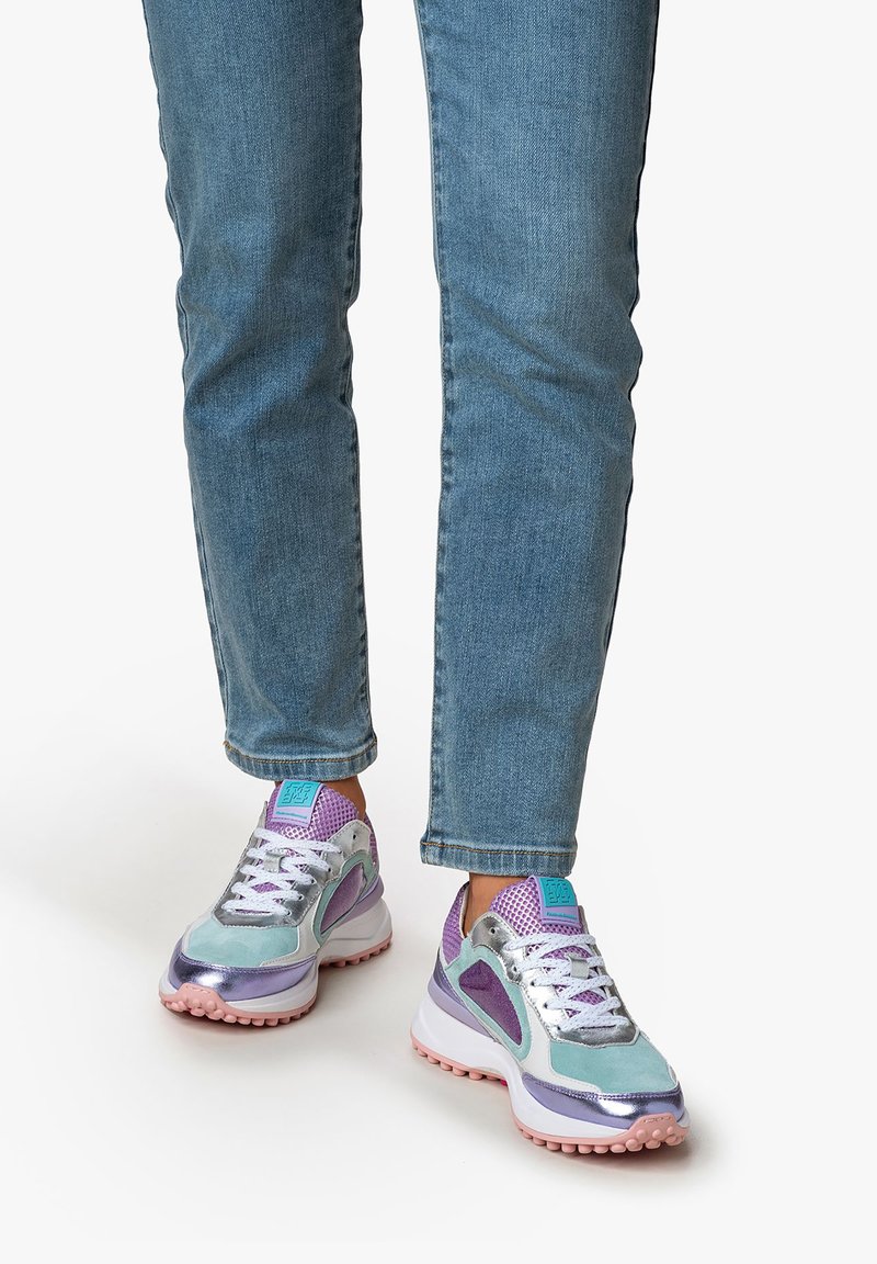 Baskets multicolores avec un mélange de matériaux turquoise, argent et lavande ; possèdent un dessus en mesh texturé et une semelle en caoutchouc rose.