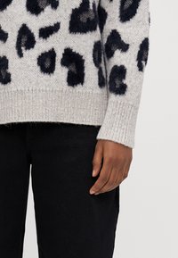 ONLY Petite ONLSARA GLITTER O NECK  - Svetrík - pumice stone/black/silver