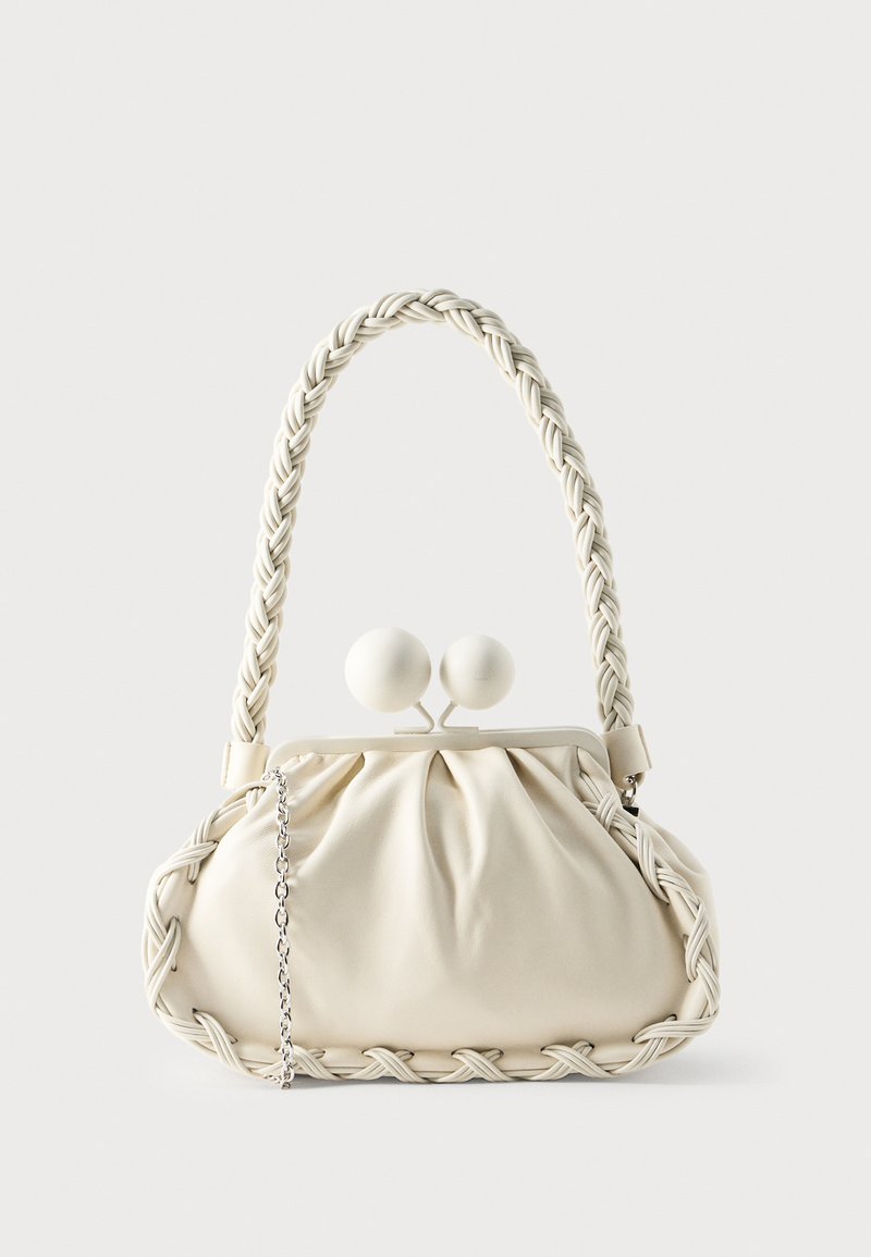 Sac à main en cuir crème avec une anse tressée, un corps froncé et un fermoir sphérique distinctif. Comprend une bandoulière chaîne amovible.