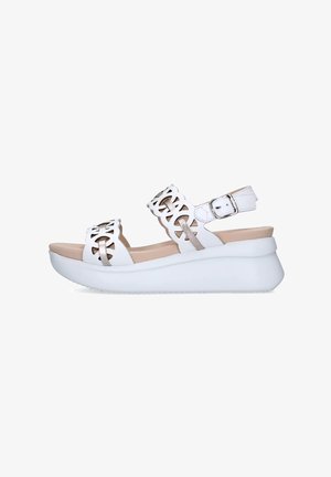 Sandali platform bianchi con design superiore a taglio, accenti metallici, cinturino regolabile e suola testurizzata per una migliore presa.