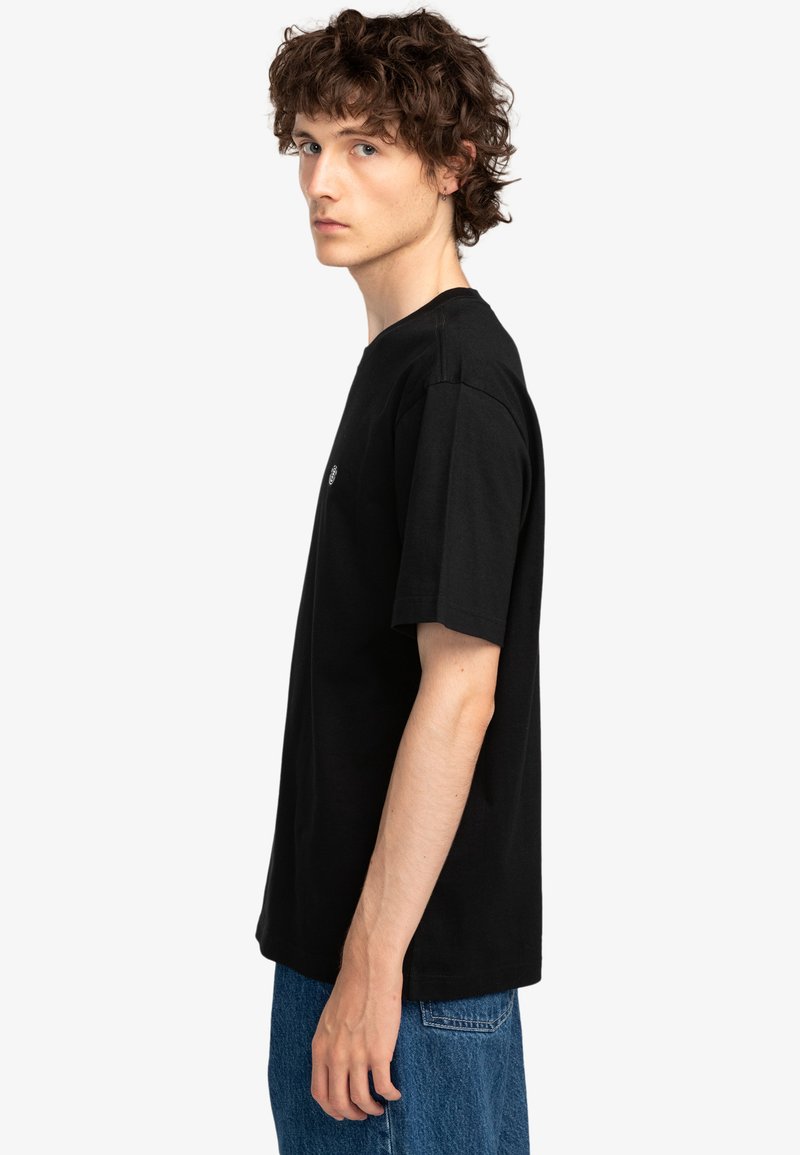 Czarna bawełniana koszulka z krótkimi rękawami, okrągłym dekoltem i małym logo na piersi. Materiał wydaje się gładki, a krój jest klasyczny.