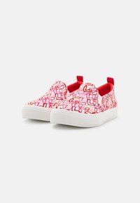 Slip-on skor med en vit gummisula, röda detaljer och ett rosa grafiskt mönster av sammanflätade linjer på det övre tyget.