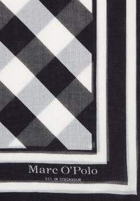 Schwarz-weißer karierteter Schal aus leichtem Stoff mit glatter Textur. Verfügt über ein Logo in weißer Schrift und mit umrandeten Kanten.