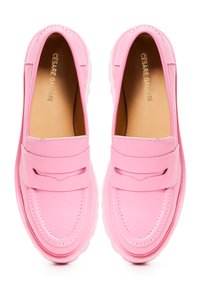 Roze leren loafers met een ronde neus, gestikte details, een voorste band en een gestructureerde zool. Het interieur is tan met reliëfmerk.