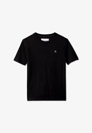 Crna majica kratkih rukava s okruglim izrezom i malim bijelim logom "cK" na lijevoj strani prsa.