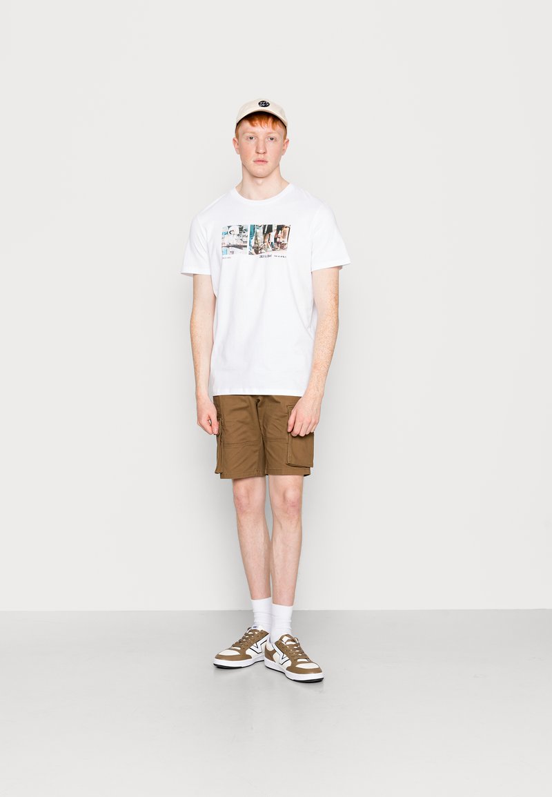 Herren T-Shirts basic | Jack & Jones JORSPLITS TEE CREW NECK T-Shirt print bright white/weiß - TN99539 Herren T-Shirts basic | Jack & Jones JORSPLITS TEE CREW NECK T-Shirt print bright white/weiß - TN99539