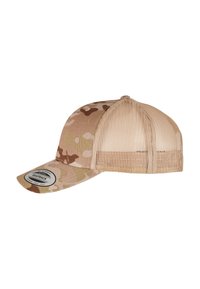 Camo baseballpet met een effen beige gaas achterkant, vlakke rand en een ronde patchlogo op de voorkant. Het patroon omvat aardetinten.