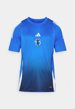 Maglietta sportiva blu con un design ombre che va dal blu chiaro al blu scuro, con accenti bianchi sui lati e il logo Adidas sul petto.