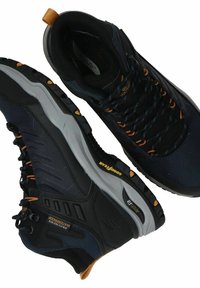 Schwarze und marineblaue Wanderschuhe haben ein atmungsaktives Obermaterial aus Mesh, orangefarbene Akzente, eine gepolsterte Zwischensohle und eine Goodyear-Laufsohle für verbesserten Grip.