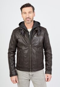 Ruskea nahkatakki, jossa on vetoketjullinen etuosa, rintatasku ja kaksi sivutaskua. Siinä on huppukerros alla ja sileä pinta.