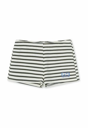 Bílé šortky s tenkými černými vodorovnými pruhy a malým modrým logem na spodní pravé straně, položeny na bílé pozadí.