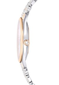 Dameshorloge met een band van zilver- en goudkleurig metaal, een ovale witte wijzerplaat en een kroon bezet met kristallen, met een gladde, gepolijste oppervlakte.