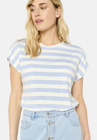 FLOWY STRIPED - Potiskana majica - lt blue