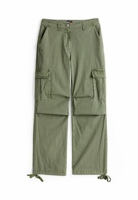 Oliivinvihreät cargo-housut, jotka on valmistettu kevyestä kankaasta. Niissä on kaksi sivutaskua, kaksi cargo-taskua ja säädettävät nauhat alahelmassa.