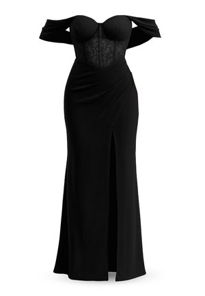 Vestido de noche negro con escote off-shoulder, corsé de encaje ajustado y falda larga con una abertura frontal hasta el muslo.