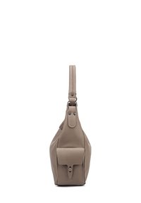 Borsa a mano in pelle beige con finitura testurizzata, una tracolla singola e una tasca frontale chiusa da un bottone. Design semplice e angolare.